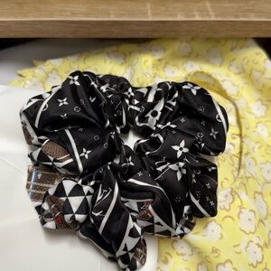 Logo hair Scrunchy